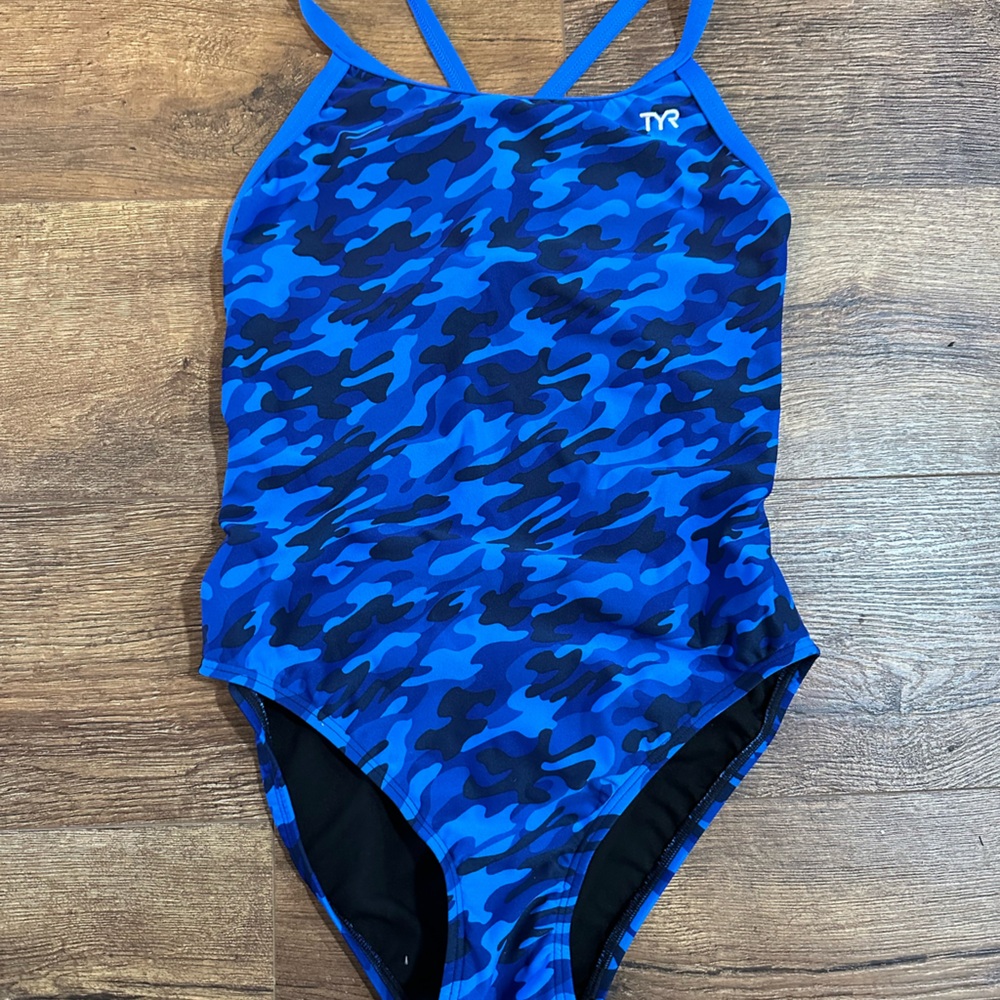 TYR Diamond fit size 40.